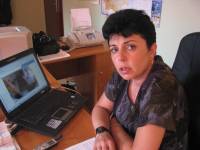 Директорът на Обредния дом в Кърджали Моника Атанасова наблюдава през компютъра си всичко – има специални камери