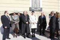 Десислава Танева (вляво), от дясната й страна - областният Кавръков и Калинка Крумова подредени до кмета на Котел (мъжът вдясно до стълбите) с лицемерни усмивки 