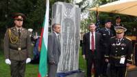 Американците отвръщат на удара - пред щатската амбасада в бомбардираната от янките през Втората световна война българска столица с почести бе открит паметник на задокеанските бомбаджии