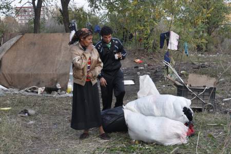 Цигани се върнаха в съборено гето