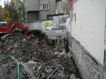 Три сгради пропадат в центъра на Бургас