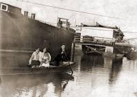 Разходка с лодка в пристанище Оряхово през 1927 г.