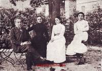 Семейство Каравелови с дщерите си в двора на семейната им къща