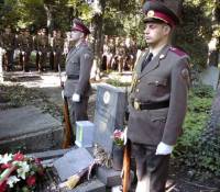 Почетен караул от гвардейската рота на пост пред гроба на ген. Колев в София