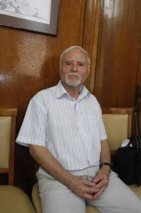 Професор Чапкънов се провали в привличането на атрактивни ансамбли, въпреки че беше назначен на заплата няколко месеца преди фестивала с аргумент „за особени заслуги”