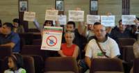 Тези хора не искат “Шеврон” в двора си. Те настояват за референдум за шистовия газ