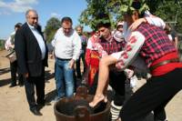 Депутатът от ГЕРБ Христо Пицата (вляво) и земеделският министър проверяват дали младото момиче правилно мачка гроздето