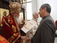 Сливенският владика Йоаникий благослови добрите дела на Валери Симеонов и му връчи благодарствени грамоти за даренията му в полза на строежа на двата бургаски храма