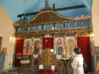 В неделя може да се запали свещ пред стария иконостас в църквата „Св. Троица”. Иконите обаче са откраднати и така и не са открити