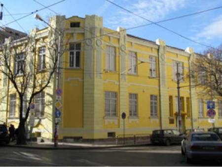Девици, полицайки и древна сметка на шивачка