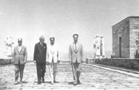 Геме пред мавзолея на Кемал Ататюрк в Анкара през 1953 г., заедно с Рагъп Сепахи, Емил Антонов и Стратия Скерлев