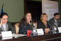 Авторите на нелепите текстове Надя Шабани (най-вляво) и Елена Кременлиева (до нея) рекламират закона в Бургас, по покана на областният управител Константин Гребенаров (в дъното на кадъра)