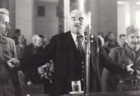 За милионите в куфарчета и историята като фарс