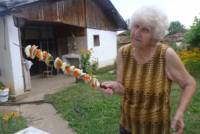 Възрастна жителка на село Врачеш нагостила добре приключенеца с постни шашлици