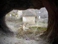 Входовете на тракийски гробници са досами крайните къщи на село Овчево