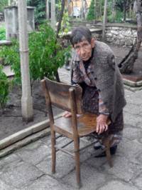 86-годишната баба Иванка се чуди как ще преживее зимата на студено