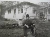 Бай Марин в двора на къщата, в която доживява до 96-годишна възраст