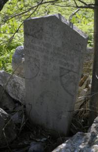 В двора на храма и до днес са запазени старите надгробни плочи