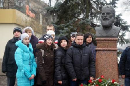 Венци пред паметника на Ботев в Одеса
