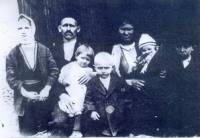 Семейството на Андон Гигов и Роса Михайлова с 5-те си малки деца. Седмото дете е авторът на статията Никола Гигов, тогава още нероден 