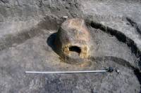 Глинена пещ за разтопяване на метала в старобългарското бижутерско ателие