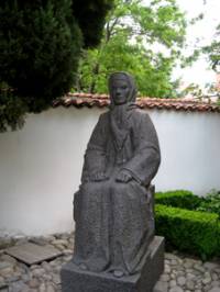Паметникът на майката на Дякона – Гина Кунчева, в двора на къщата музей