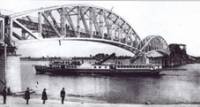 Корабът „Радецки“ през 1908 г. Заснет е как преминава под мост на река Дунав със спуснат димоход 