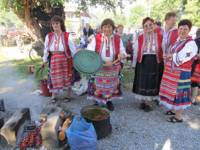 Готвачките от лясковското село Козаревец замезват със сланина и ракия, докато чорбата им къкри в харанията