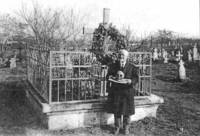 Никола Обретенов с черепа на Стефан Караджа пред гроба му в старите русенски гробища