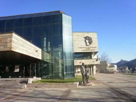 Изложба подкрепя Родопския театър и ансамбъл „Родопи“
