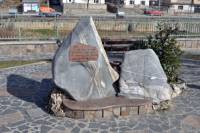 Паметна плоча на Дельо войвода в Златоград, на мястото, където според легендата той е бил смъртно прострелян
