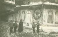 Буров с игумена на Преображенската обител, зад тях е “Колелото на живота” - 3 май 1931 г.