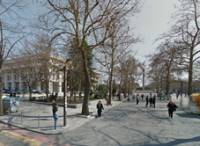 Изкопните работи в центъра на Бургас заплашват сградата на съда (в ляво) и паметника на Альоша (в дъното)
