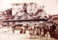 Фотография от албум на Иван Карастоянов, направен за цар Фердинанд за Първото българско изложение в Пловдив през 1892 г. На това място през 1925 г. арх. Джаков започва да строи Къщата с кулата