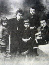 Семейството на арх. Джаков – Олга и четиримата им сина,  Снимка: Държавен архив