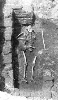 Един от гробовете, открити под църквата „Св. Петка Самарджийска” през 1956 г.  Снимка: Фотоархив на АИМ