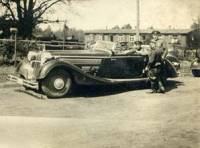 С такъв автомобил, марка „Хорх” – най-скъпата по това време кола на концерна Auto Union, заминава да гони влака беглец Стоян Владимиров