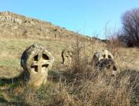 Вградените в каменни окръжности кръстове, наподобяващи келтските