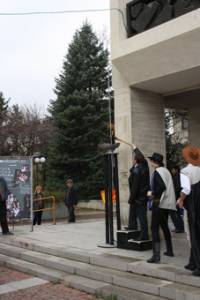 Кметът на Шумен Красимир Костов запалва фестивалния огън Снимка: shumen.bg