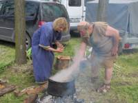 Ковачът Иван Димитров и готвачката Лиляна Иванова приготвят римската рибена чорба от речна дунавска риба