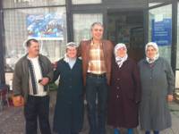 Мустафа Карадайъ е кандидат за представител на България в Европейския парламент. Той не владее задължителните два работни езика на Брюксел, но агитира за себе си със снимки за спомен