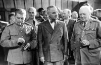 По време на Потсдамската конференция Сталин, Труман и Чърчил (от ляво надясно) обявяват за Ден на победата 9 май