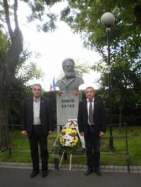 Съпредседателите на Националния фронт Валери Симеонов (вдясно) и Валентин Касабов отдадоха почит пред бюст-паметника на поета революционер в Морската градина на Бургас