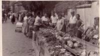 Семейство зеленчукопроизводители от Поликраище на пазара в Братислава през 1958 г.