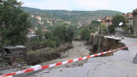 Водата на броени часове буквално изяде част от пътя при Храбрино