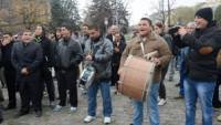 Това е митинг на ДПС. Турската партия държи във феодална зависимост ромския електорат, което е главната причина циганите да не са пълноценни граждани. Цинично е ДПС да иска оставката на Москов