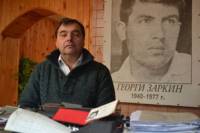 Лъчезар Заркин пред портрета на баща си