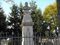 Бюст-паметник на Пуне Колев (Дедо Пуне), дарил 21 дка за училището и църквата в град Сливница