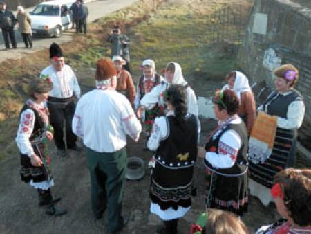 С къпанки и мокро хоро старите българи посрещали Ивановден