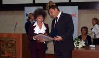 Певицата при получаване на званието „Почетен гражданин на Благоевград“